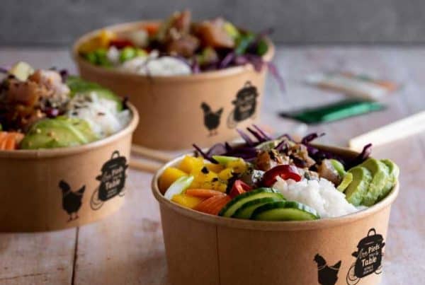 les pieds sous la table traiteur cuisinier emballage boite ronde recyclée